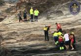 Rescate de un joven que se cay� en unas rocas en Cala Reona
