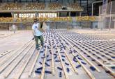 Instalaciín del nuevo parqué del Palacio de Deportes
