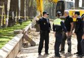 Polic�as locales y nacionales conversan con el artificiero.