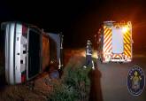 Bomberos atendiendo un veh�culo que se ha salido de la carretera
