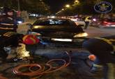 Intervenci�n de Bomberos en un accidente de tr�fico en Ram�n y Cajal