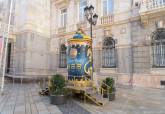 Instalacin de las luces y la decoracin de Navidad en la fachada del Palacio Consistorial