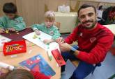 Visita de los jugadores del Jimbee FS con niños del CEIP Vicente Ros, Programa ADE