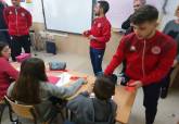 Visita de los jugadores del Jimbee FS con niños del CEIP Vicente Ros, Programa ADE