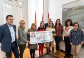 Entrega cheque de la FAPA al proyecto La Botica del Libro