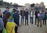 Los jugadores del F.C. Cartagena visitan la barriada Villalba