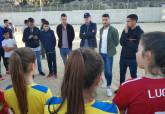 Los jugadores del F.C. Cartagena visitan la barriada Villalba