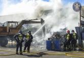 Extincin del incendio en una chatarrera del polgono industrial Cabezo Beaza