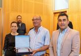 Entrega de placas a los trabajadores municipales jubilados en el último año