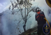 Extincin del incendio de un matorral en Canteras