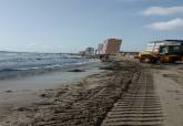 Limpieza y retirada de algas en playas del litoral cartagenero