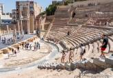 Turistas visitando el Teatro Romano de Cartagena
