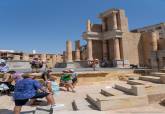 Turistas visitando el Teatro Romano de Cartagena