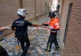 Retirada de cascotes cados de la cornisa de un edificio de la calle Bodegones