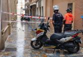 Retirada de cascotes cados de la cornisa de un edificio de la calle Bodegones