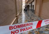 Retirada de cascotes cados de la cornisa de un edificio de la calle Bodegones