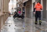 Retirada de cascotes cados de la cornisa de un edificio de la calle Bodegones