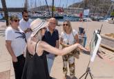 Visita de la concejala de Turismo de Helln con un stand en el puerto de Cartagena