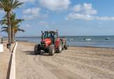 Limpieza de la playa en Los Urrutias