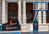 Preparativos del Torneo 3x3 de Baloncesto en la plaza del Ayuntamiento