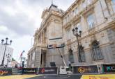 Preparativos del Torneo 3x3 de Baloncesto en la plaza del Ayuntamiento