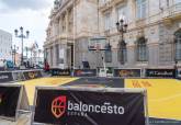 Preparativos del Torneo 3x3 de Baloncesto en la plaza del Ayuntamiento