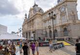 Preparativos del Torneo 3x3 de Baloncesto en la plaza del Ayuntamiento