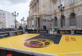 Preparativos del Torneo 3x3 de Baloncesto en la plaza del Ayuntamiento