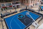 Preparativos del Torneo 3x3 de Baloncesto en la plaza del Ayuntamiento