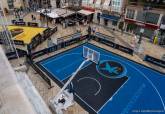 Preparativos del Torneo 3x3 de Baloncesto en la plaza del Ayuntamiento