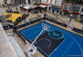 Preparativos del Torneo 3x3 de Baloncesto en la plaza del Ayuntamiento