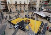 Preparativos del Torneo 3x3 de Baloncesto en la plaza del Ayuntamiento