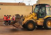 Limpieza de los servicios municipales con la colaboracin de voluntarios en Los Nietos y Los Urrutias