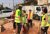 Limpieza de los servicios municipales con la colaboracin de voluntarios en Los Nietos y Los Urrutias