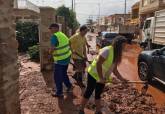 Limpieza de los servicios municipales con la colaboración de voluntarios en Los Nietos y Los Urrutias