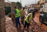 Limpieza de los servicios municipales con la colaboracin de voluntarios en Los Nietos y Los Urrutias