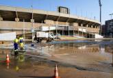 Limpieza del aparcamiento del Estadio Cartagonova despus de la gota fra