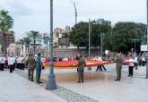 Arriado de bandera por la Fiesta Nacional