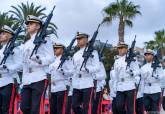 Arriado de bandera por la Fiesta Nacional