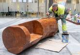 Banco tu y yo, tallado a partir de un pino caído por la DANA