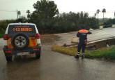 Voluntarios de Proteccin Civil vigilando las carreteras y el nivel de agua de las ramblas