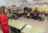 Visita de la alcaldesa, Ana Belén Castejón, al colegio de Pozo Estrecho