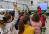 Visita de la alcaldesa, Ana Belén Castejón, al colegio de Pozo Estrecho