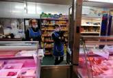 Colas en el mercado de Santa Florentina que ha reforzado sus medidas de control por el coronavirus