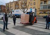 La empresa Ricardo Fuentes dona sus productos en el centro logstico instalado en el Pabelln municipal de Deportes