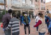 Trabajadores sociales, policías y 'sin techo' agradecen con un aplauso el trabajo del personal del hotel Los Habaneros