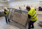 Personal municipal y sanitario descargan el centenar de camas donadas por un empresario local al Rosell