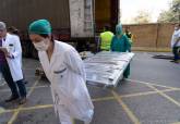 Personal municipal y sanitario descargan el centenar de camas donadas por un empresario local al Rosell