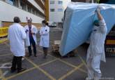 Personal municipal y sanitario descargan el centenar de camas donadas por un empresario local al Rosell