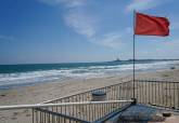 Bandera roja en La Manga indicando que la playa est� cerrada